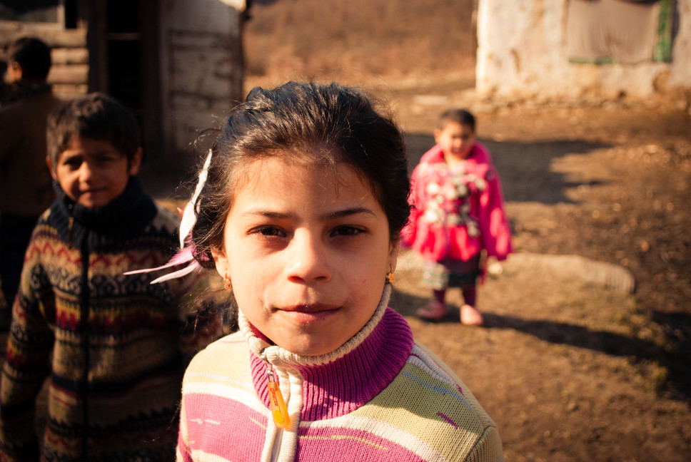 serednie-ukraine-march-09-2011-portrat-of-romani-schoolgirl-looking-at-the-camera-younger-siblings_t20_JJYomO.jpg